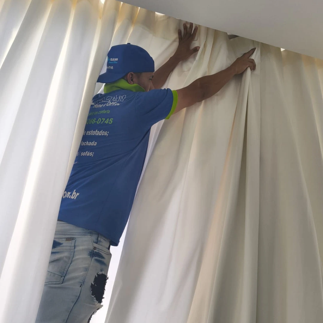 Limpeza de cortinas em Goiânia com higienização profunda e remoção de poeira