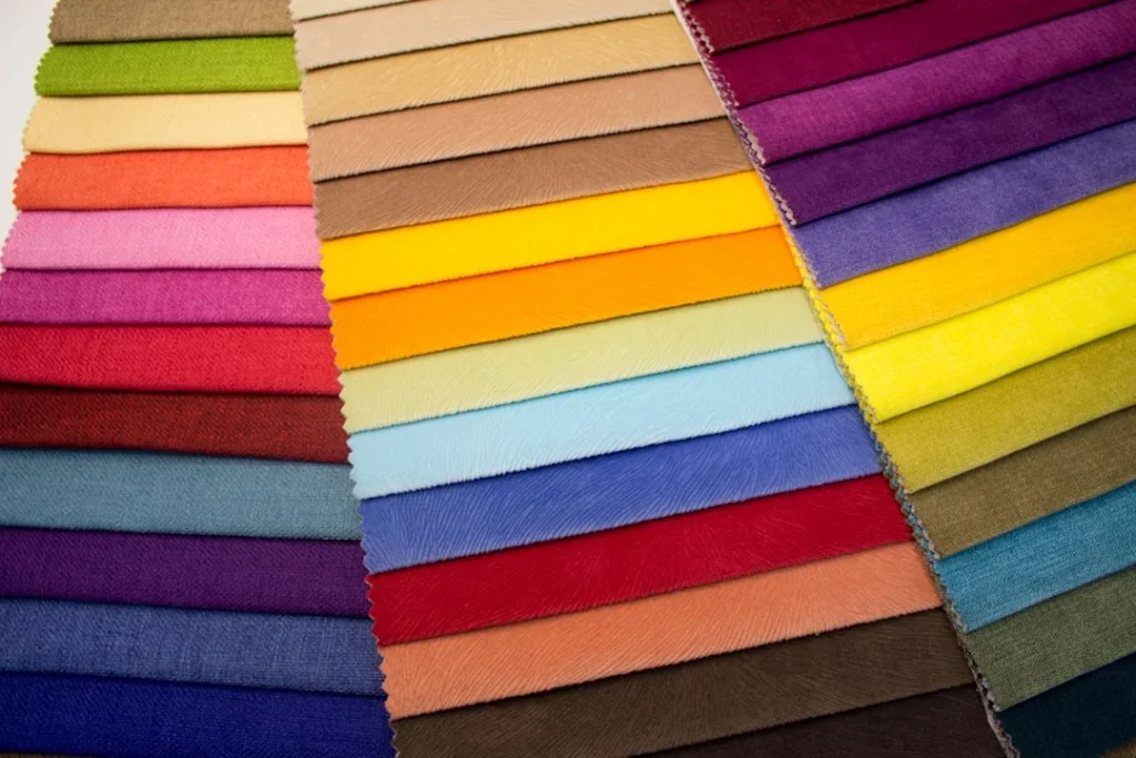 Tecido Listrado Multicolorido Na Mesa De Madeira Marrom WcdHwuFJfn4