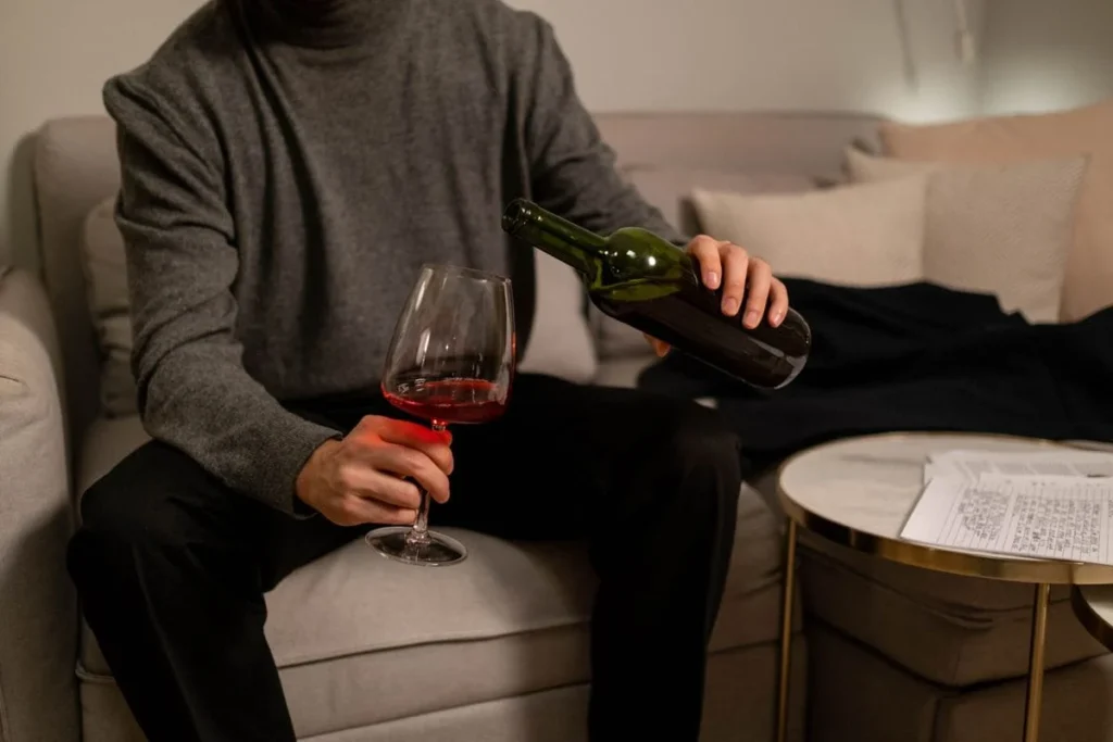 Como tirar mancha de vinho do sofá sem manchar ainda mais?