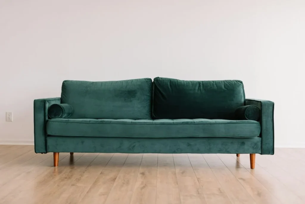 Higienização de sofá de 3 lugares: o que influencia no preço?
