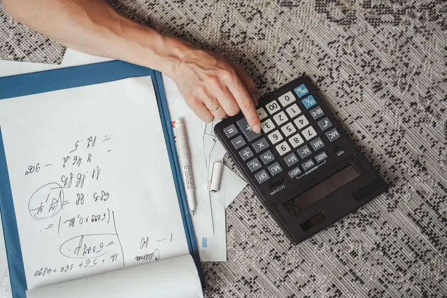 Como é calculado o custo da limpeza de carpete por metro quadrado?