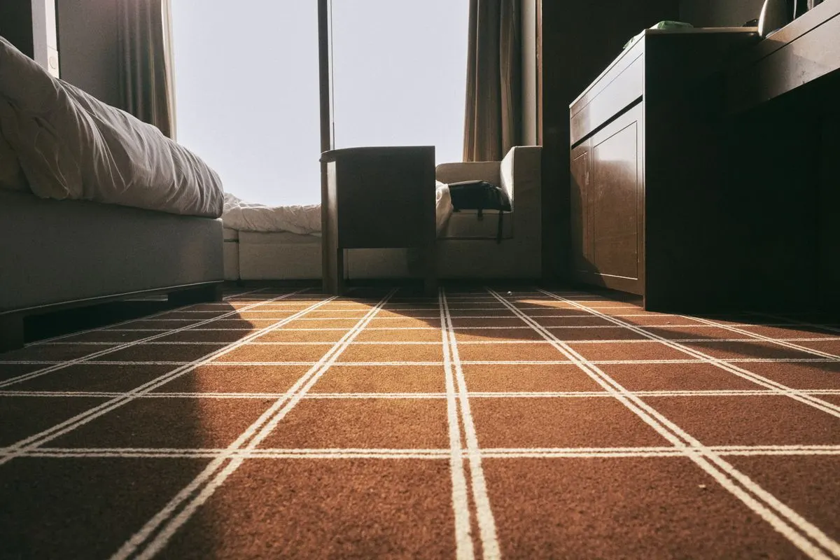 Como é feita a limpeza de carpete em hotel sem interromper a operação?