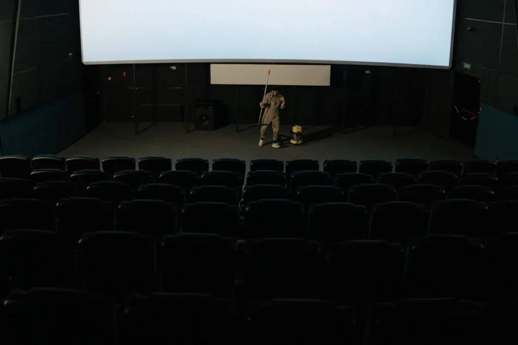 Como é feita a limpeza profissional de estofados de cinema?
