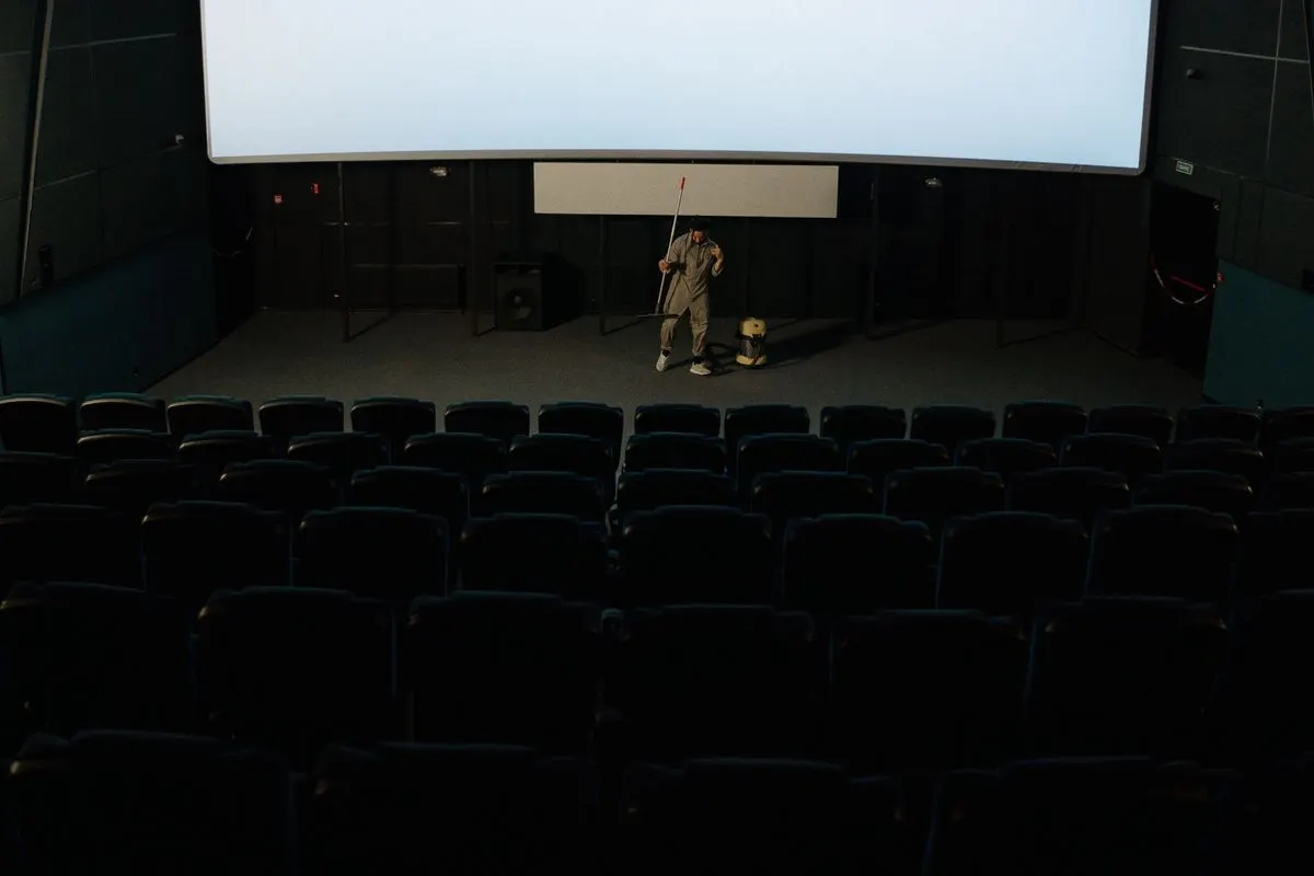 Como é feita a limpeza profissional de estofados de cinema?